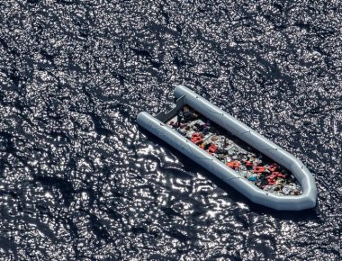 Μεσόγειος: Εντοπίστηκε άδεια φουσκωτή λέμβος όπου μπορεί να επέβαιναν δεκάδες μετανάστες